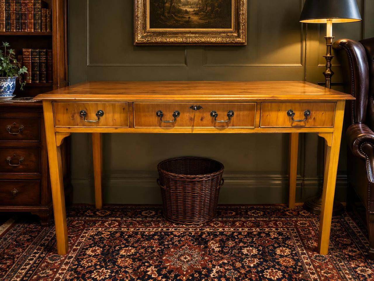 Chippendale Skrivbord i Idegran med Blå Läderinläggning