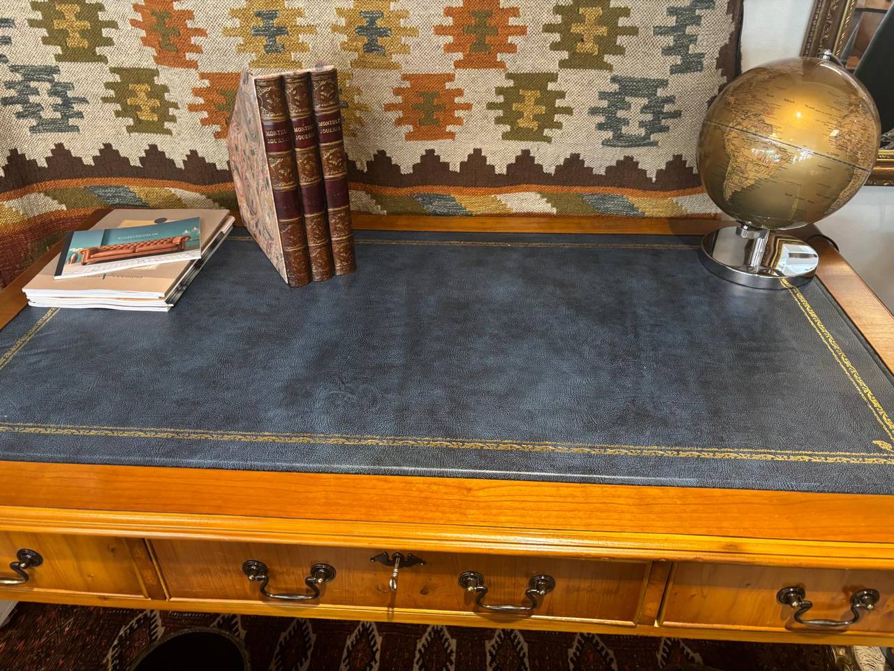 Chippendale Skrivbord i Idegran med Blå Läderinläggning
