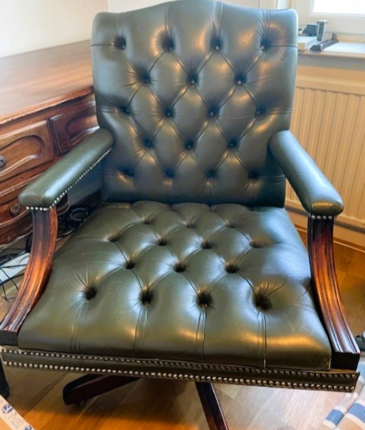 Mini Gainsborough Snurrstol i Mahogny med Grönt Läder