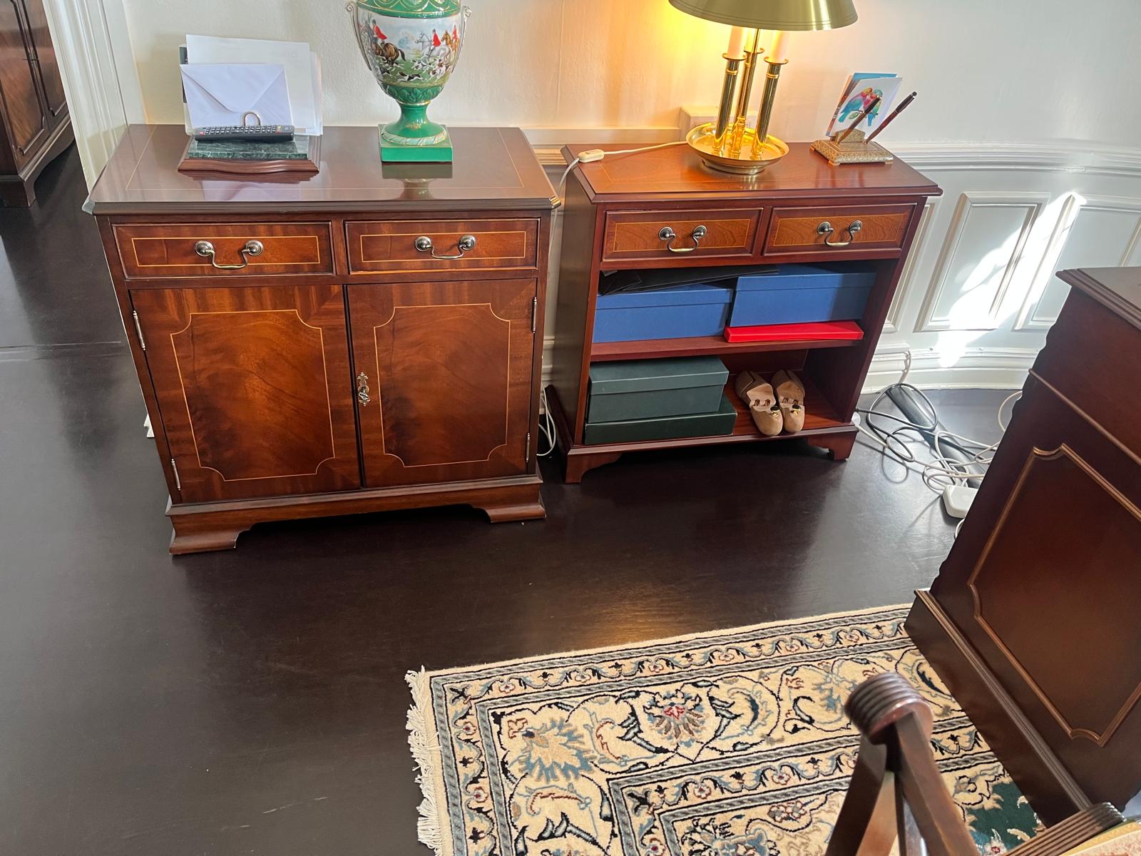 Låg bokhylla i mahogny