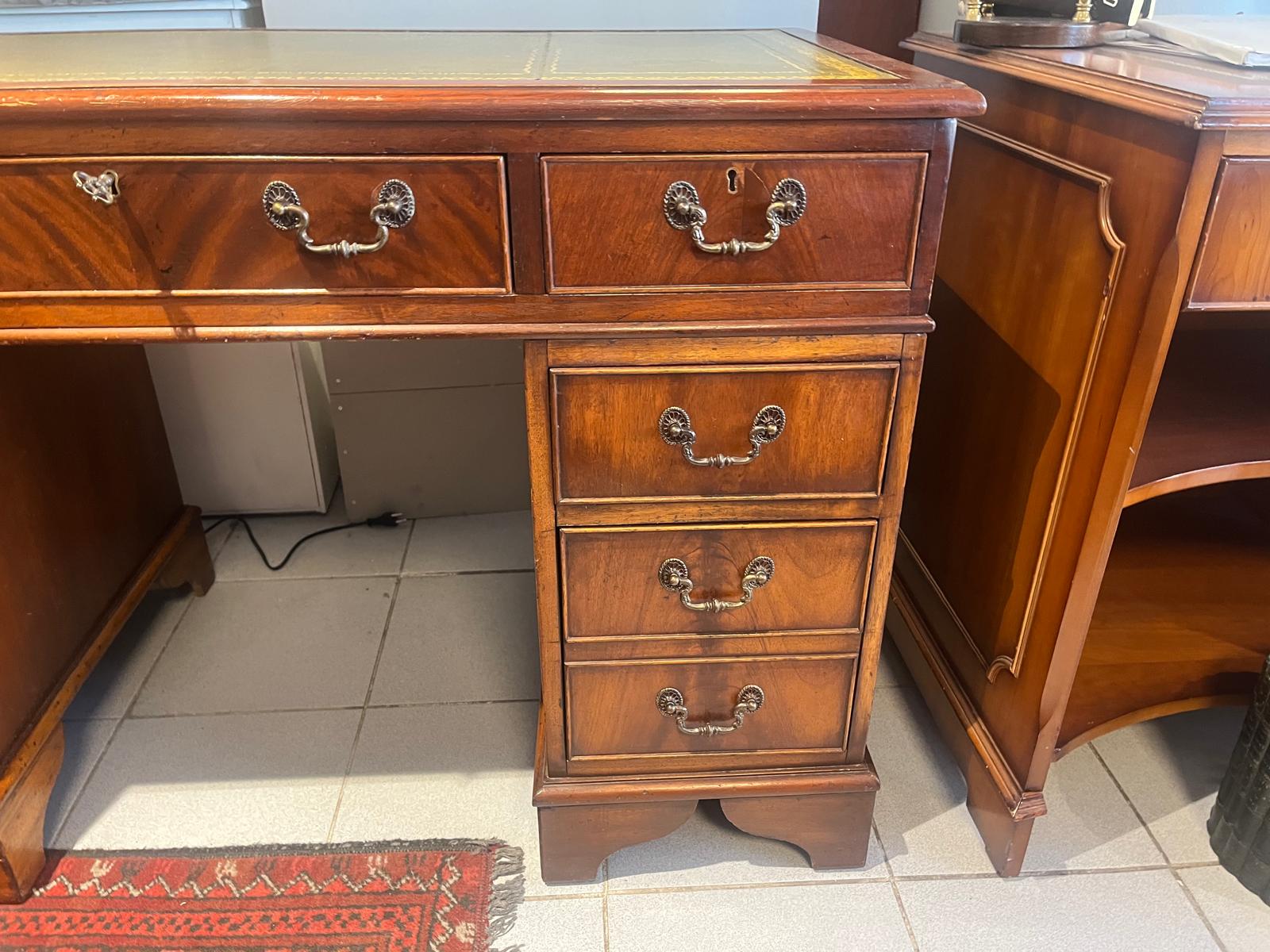 Skrivbord i Mahogny med Läderinläggning