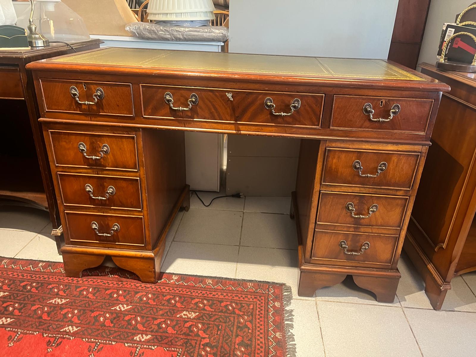 Skrivbord i Mahogny med Läderinläggning