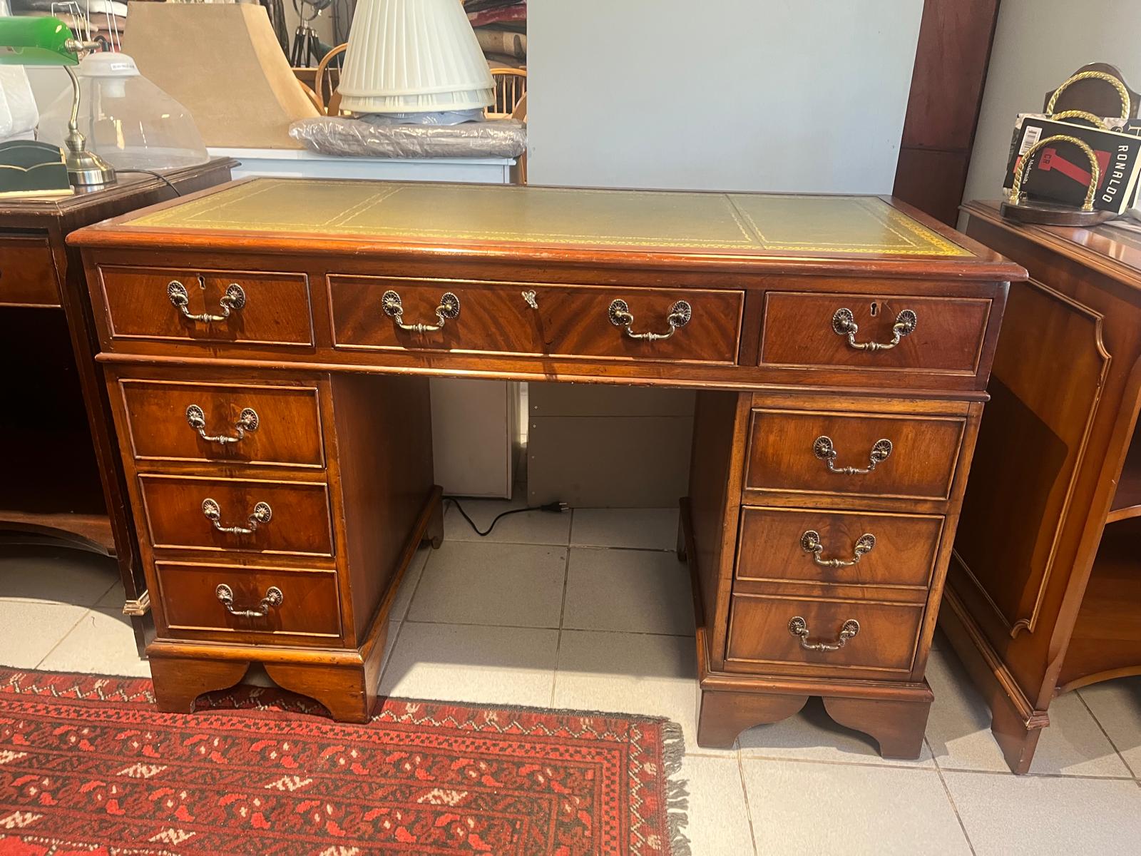 Skrivbord i Mahogny med Läderinläggning