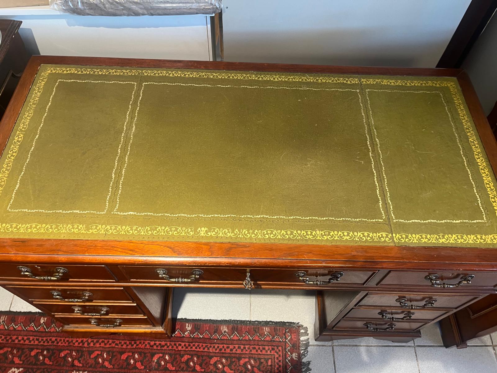 Skrivbord i Mahogny med Läderinläggning
