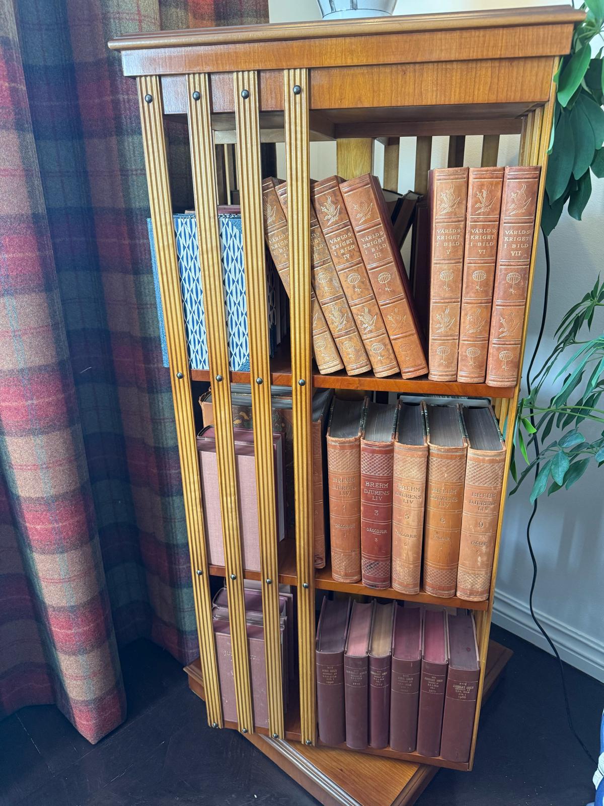 Karusellbokhylla i Idegran – 3 Sektioner