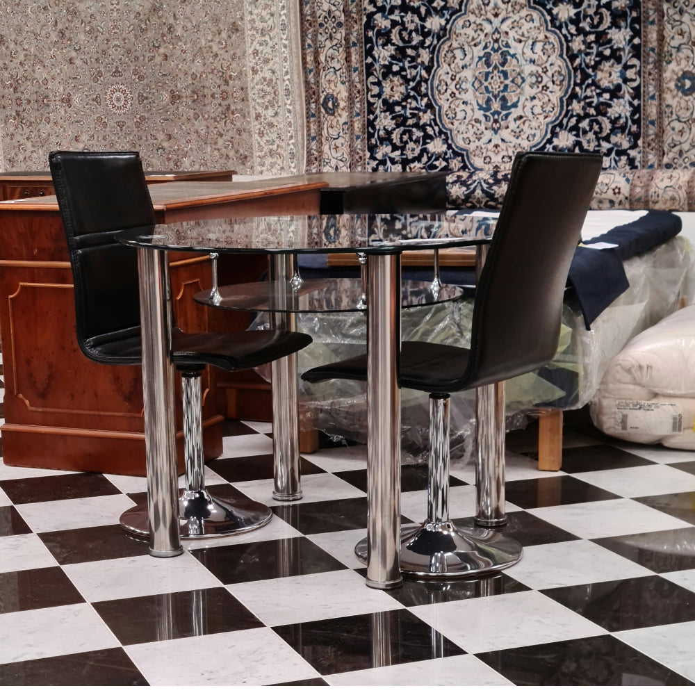 Italienskt glasbord med två stolar. - Klassiska Engelska Möbler