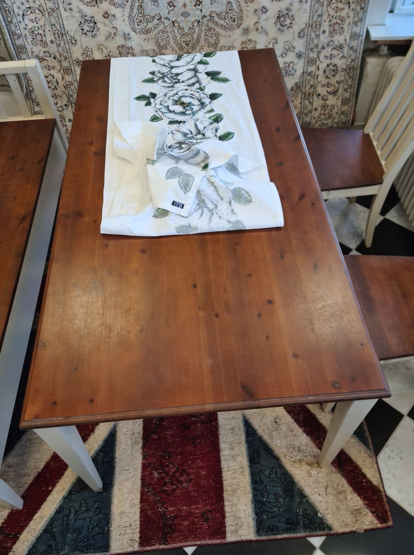 Matsalsbord med soffa och 2st stolar - Klassiska Engelska Möbler