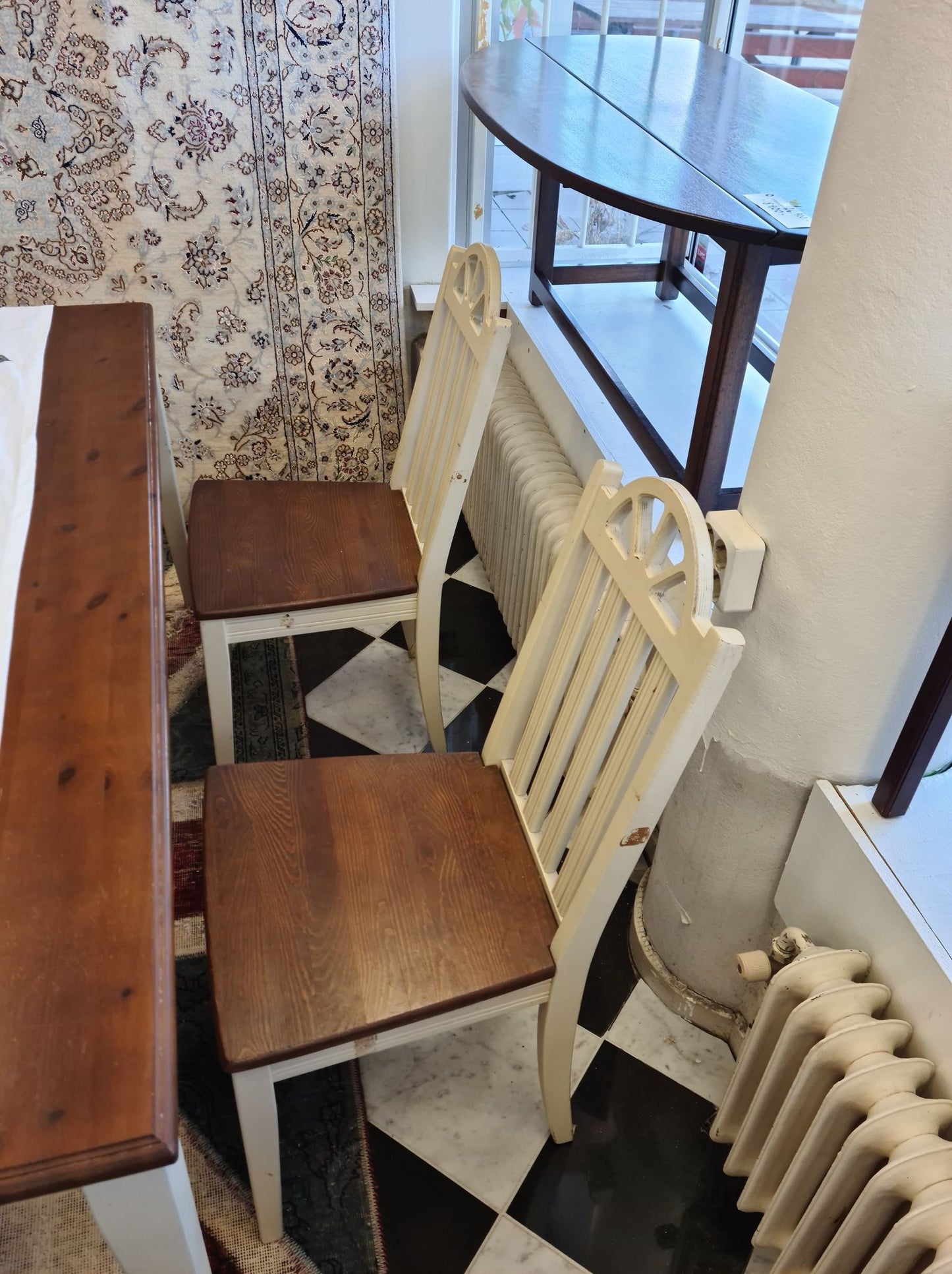 Matsalsbord med soffa och 2st stolar - Klassiska Engelska Möbler