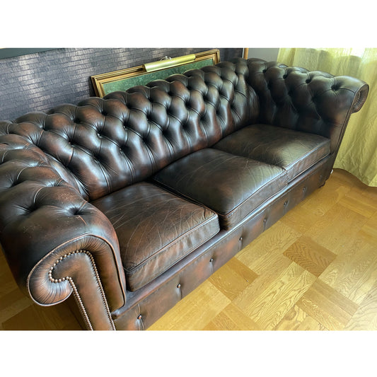 Chesterfield Soffa och Fårtölj i antique Brown - Klassiska Engelska Möbler