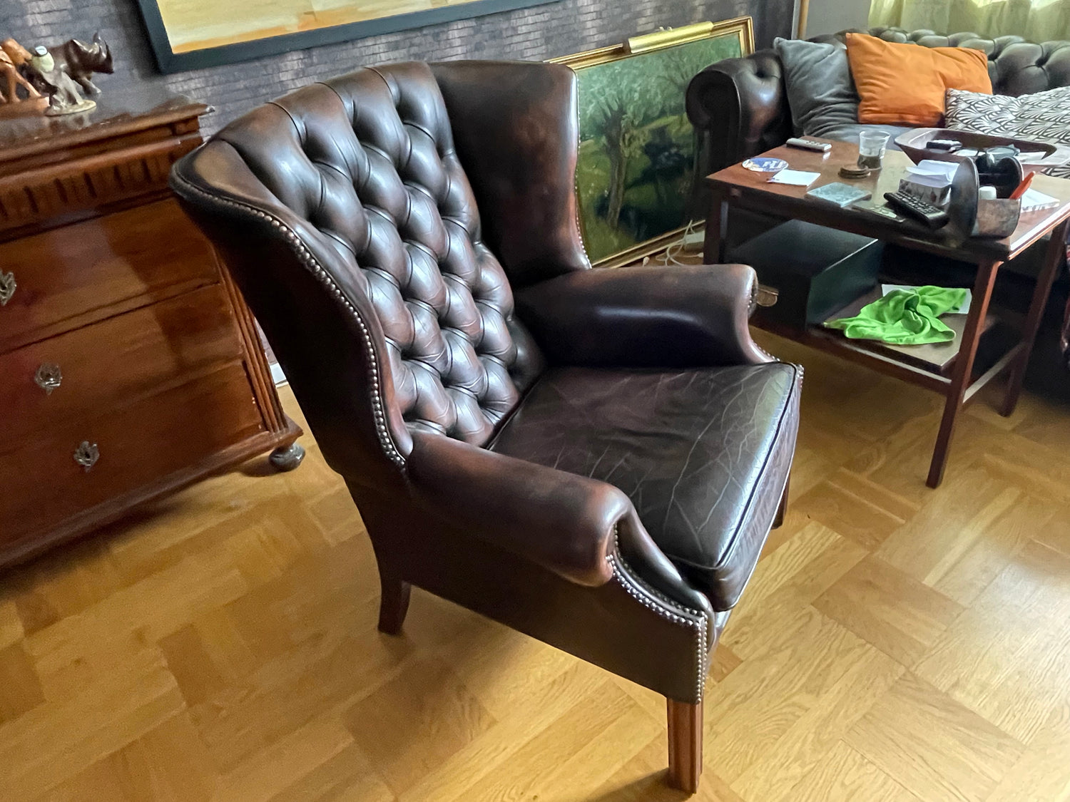 Chesterfield Soffa och Fårtölj i antique Brown - Klassiska Engelska Möbler